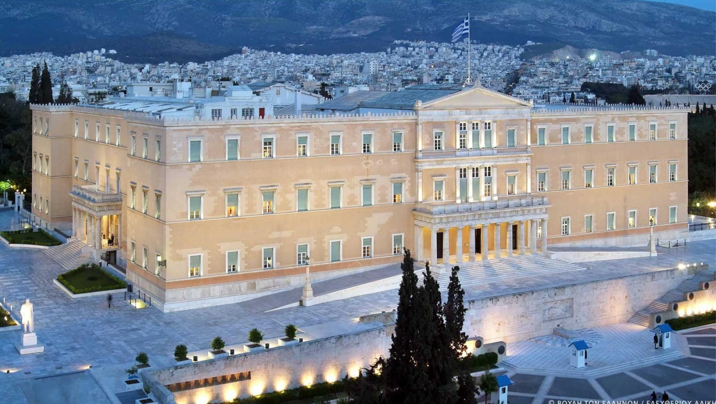 Ένταση στη Βουλή - Διαδηλωτές επιχείρησαν να ανέβουν τα σκαλιά