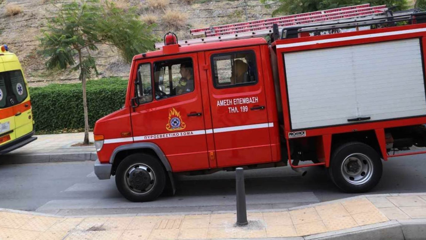 Φωτιά τώρα στα Οινόφυτα κοντά στην Εθνική Οδό