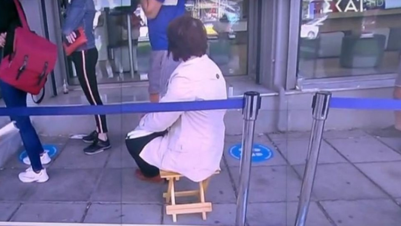 Θεσσαλονίκη: Με τα καρεκλάκια τους στην ουρά έξω από την ΕΥΑΘ