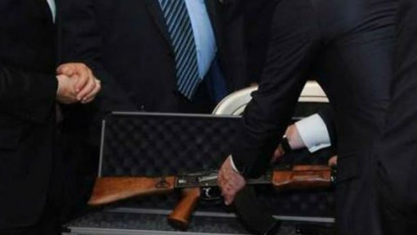 Δώρο καλάσνικοφ από τον Πούτιν στο Αιγύπτιο πρόεδρο! (pics+video)