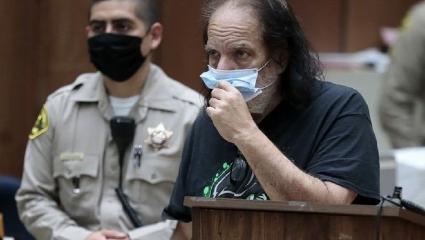 Κατηγορείται για τρεις βιασμούς γυναικών ο πορνοστάρ Ρον Τζέρεμι