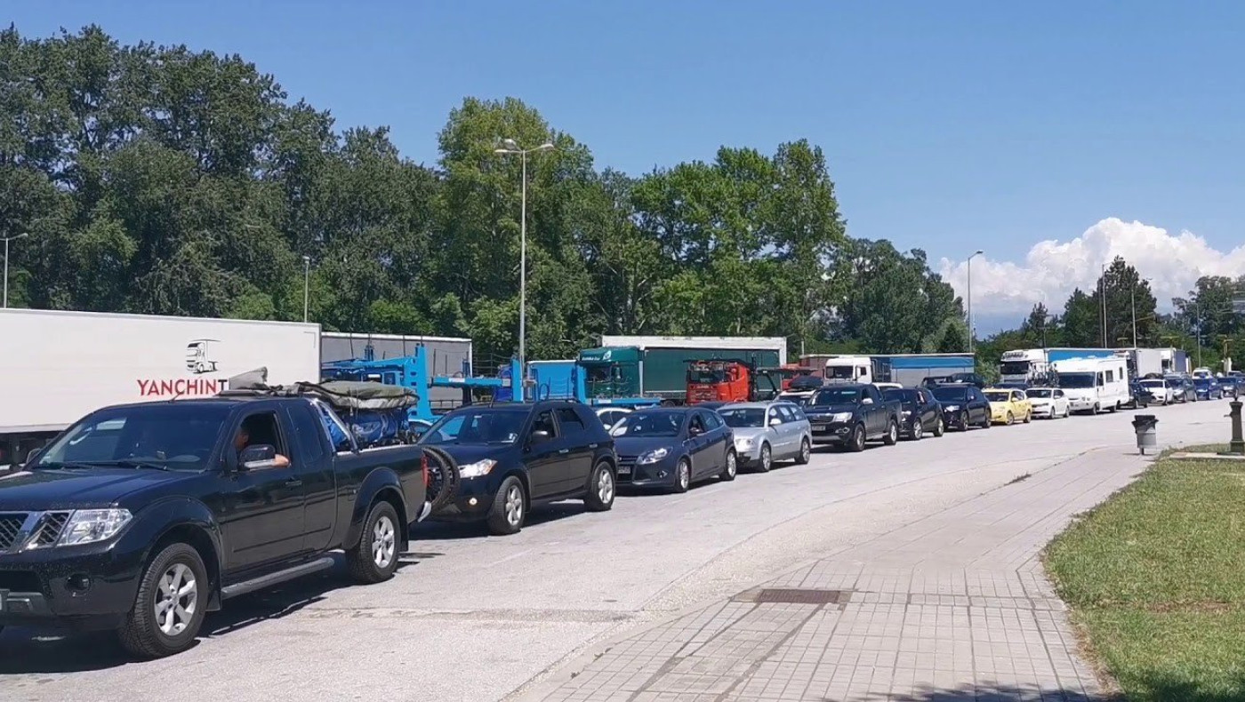 Ατελείωτες ουρές από τουρίστες στον Προμαχώνα