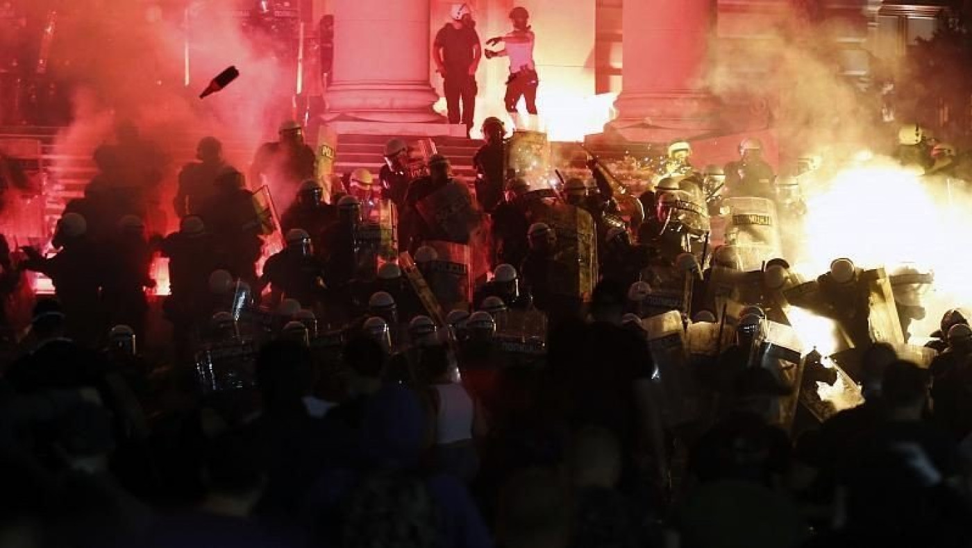 Επίθεση εθνικιστών στη Βουλή στη Σερβία