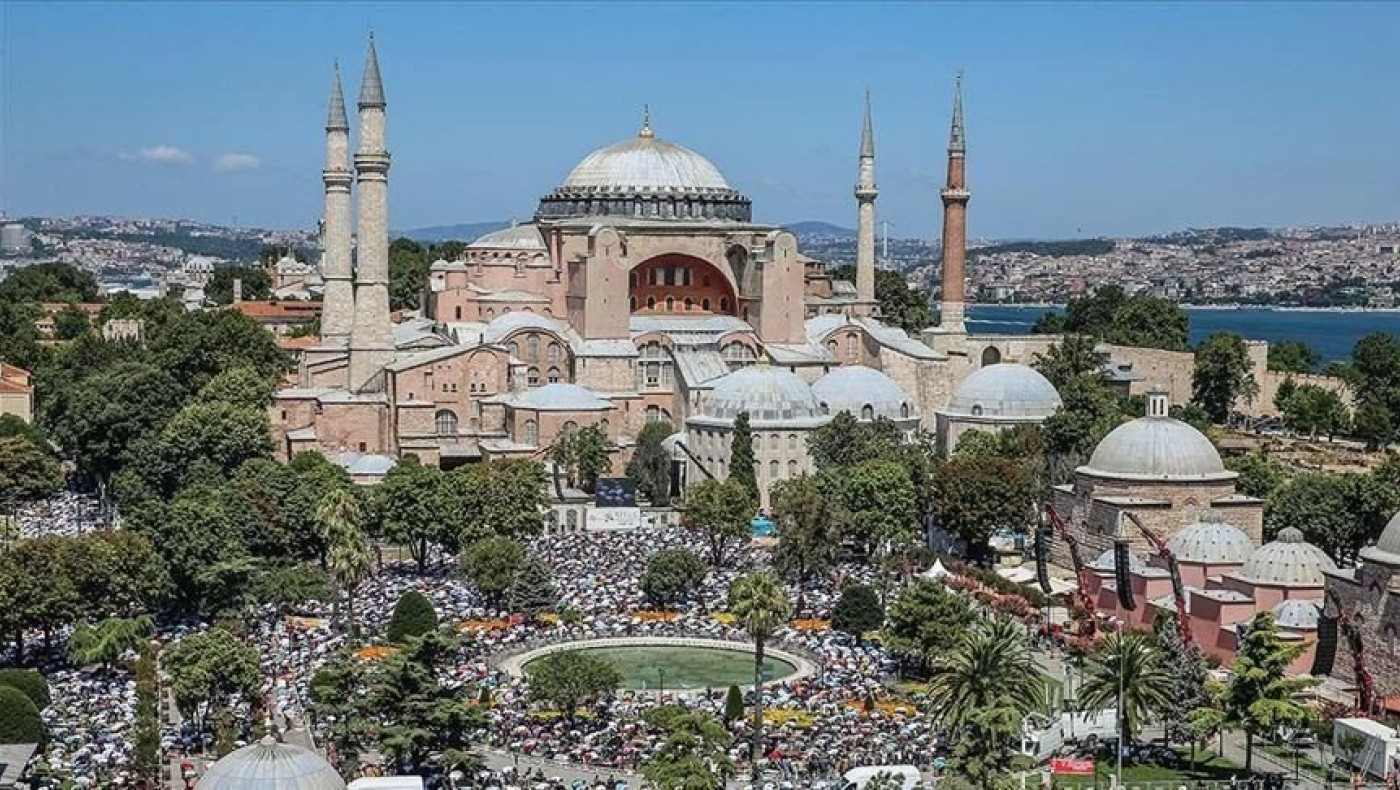 Βεβήλωση: Χιλιάδες Μουσουλμάνοι προσεύχονται στην Αγια-Σοφιά