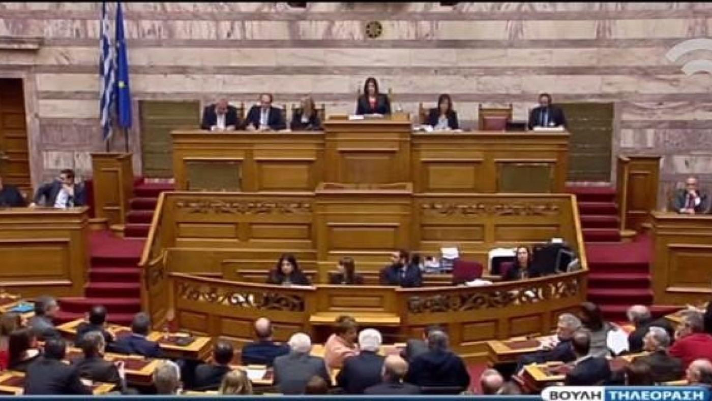 Ο Τσίπρας σκουντάει τον... αφηρημένο Γιάνη για να ψηφίσει! (video)