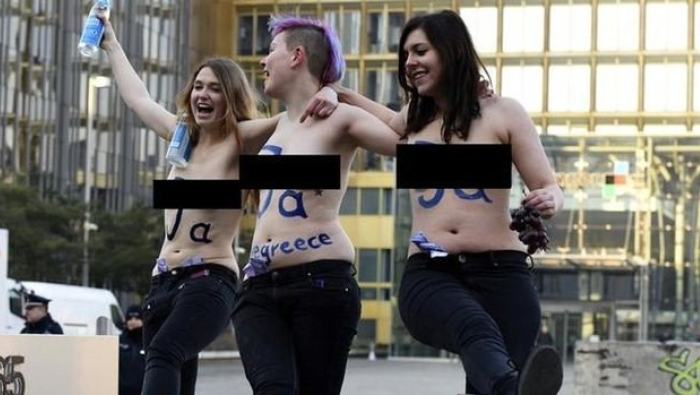 Γερμανία: Τόπλες υπέρ της Ελλάδας - Διαδήλωση με ούζο και ψεύτικα ευρώ