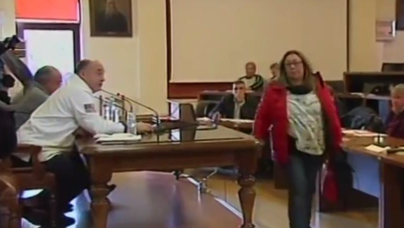«Ρεσιτάλ» Μπέου στο δημοτικό συμβούλιο Βόλου (VIDEO)