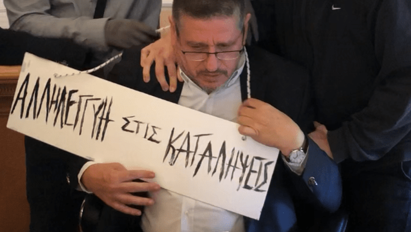 Επίθεση-ντροπή: Κρέμασαν ταμπέλα στον λαιμό του πρύτανη της ΑΣΟΕΕ