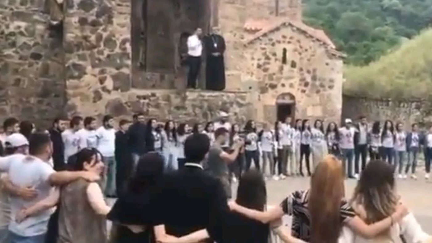 Αρμένιοι αποχαιρετούν τις εκκλησίες πριν ξεριζωθούν!
