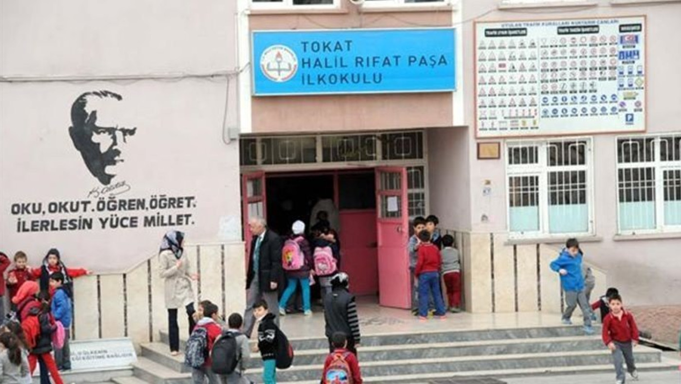 Δασκάλα είπε σε μαθήτριες ότι τους αξίζει ο βιασμός, επειδή δεν φορούν μαντίλα! 