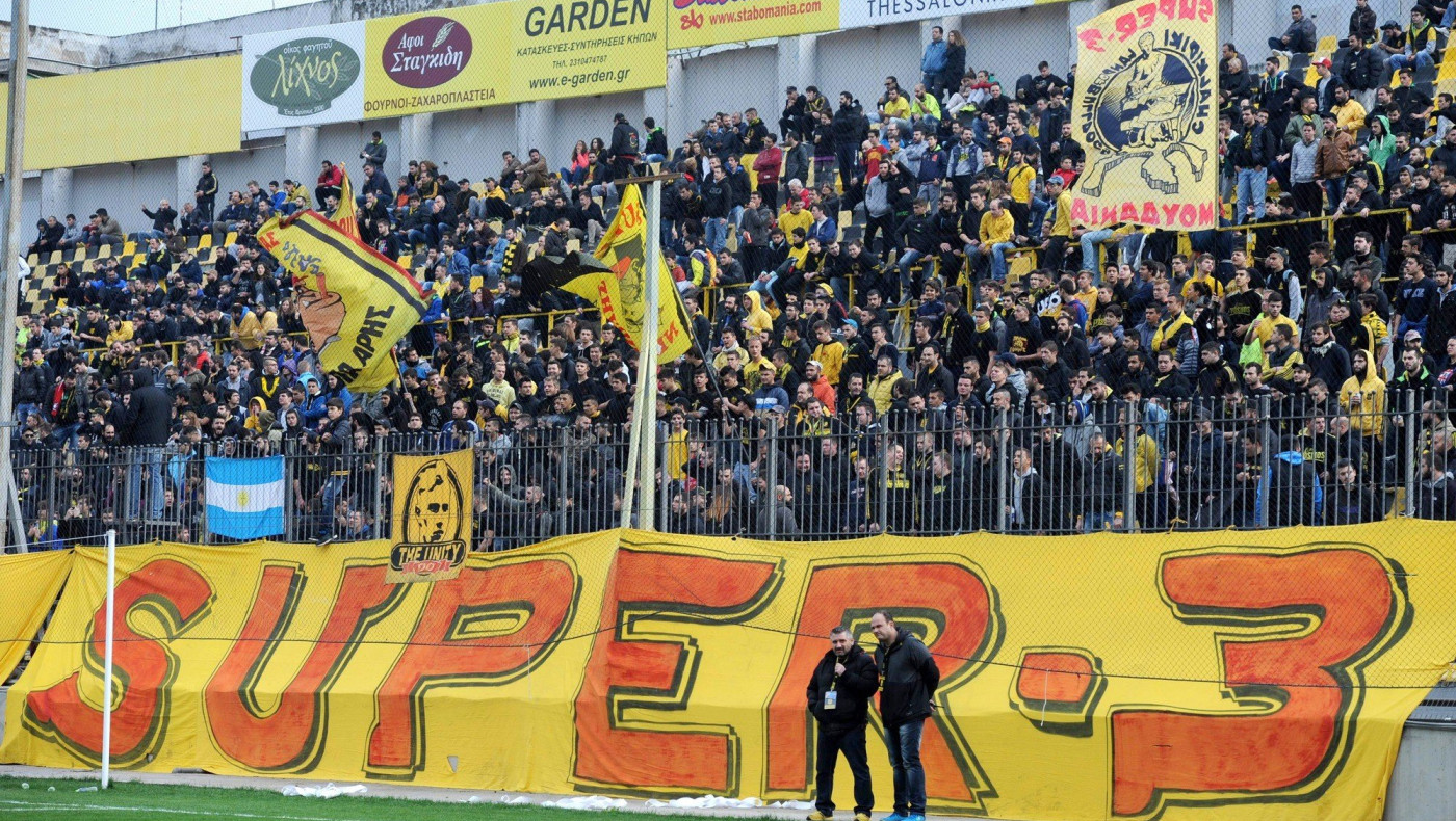 Θέλει τον κόσμο στο πλευρό του