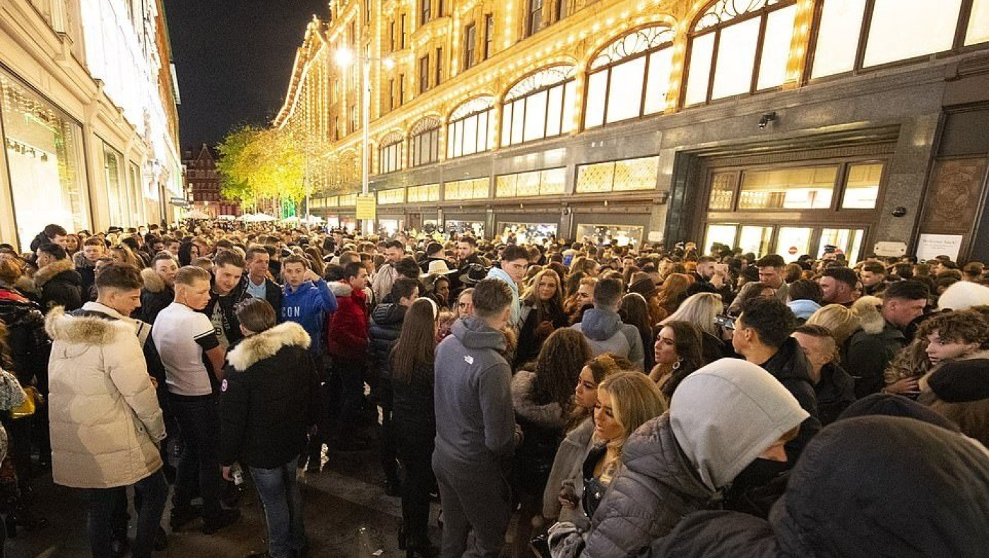 Απίστευτες εικόνες στα Harrods - Ξεχύθηκαν στους δρόμους οι Άγγλοι!