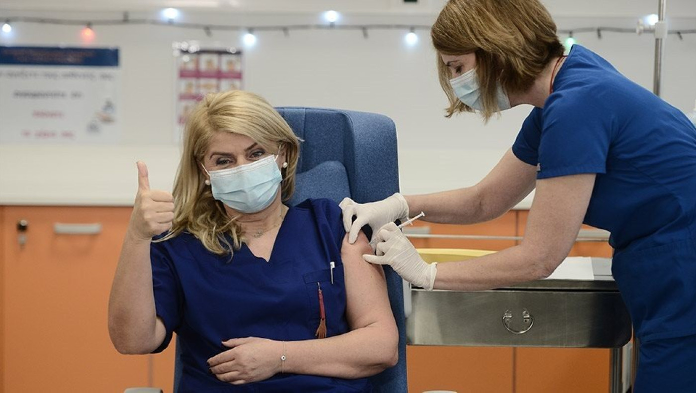 Ιστορική στιγμή: Ο πρώτος εμβολιασμός στην Ελλάδα