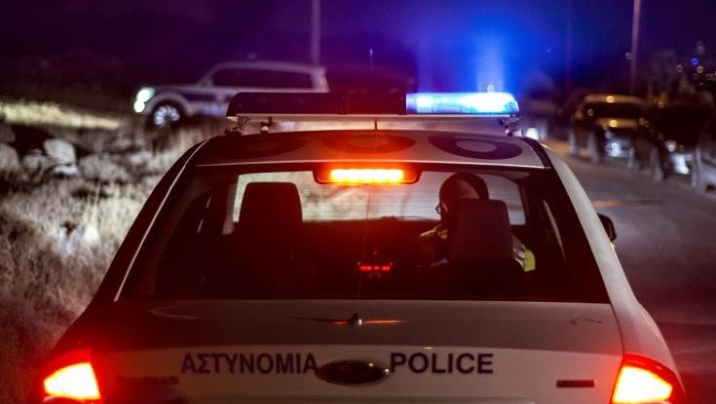 Βόλος: Πέρασε με κόκκινο 12 φανάρια και τράκαρε περιπολικό
