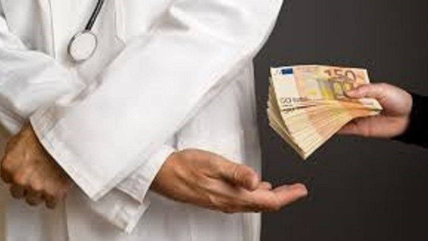 Ασύλληπτο: Γιατρός πήρε φακελάκι για να κάνει μία... ένεση!