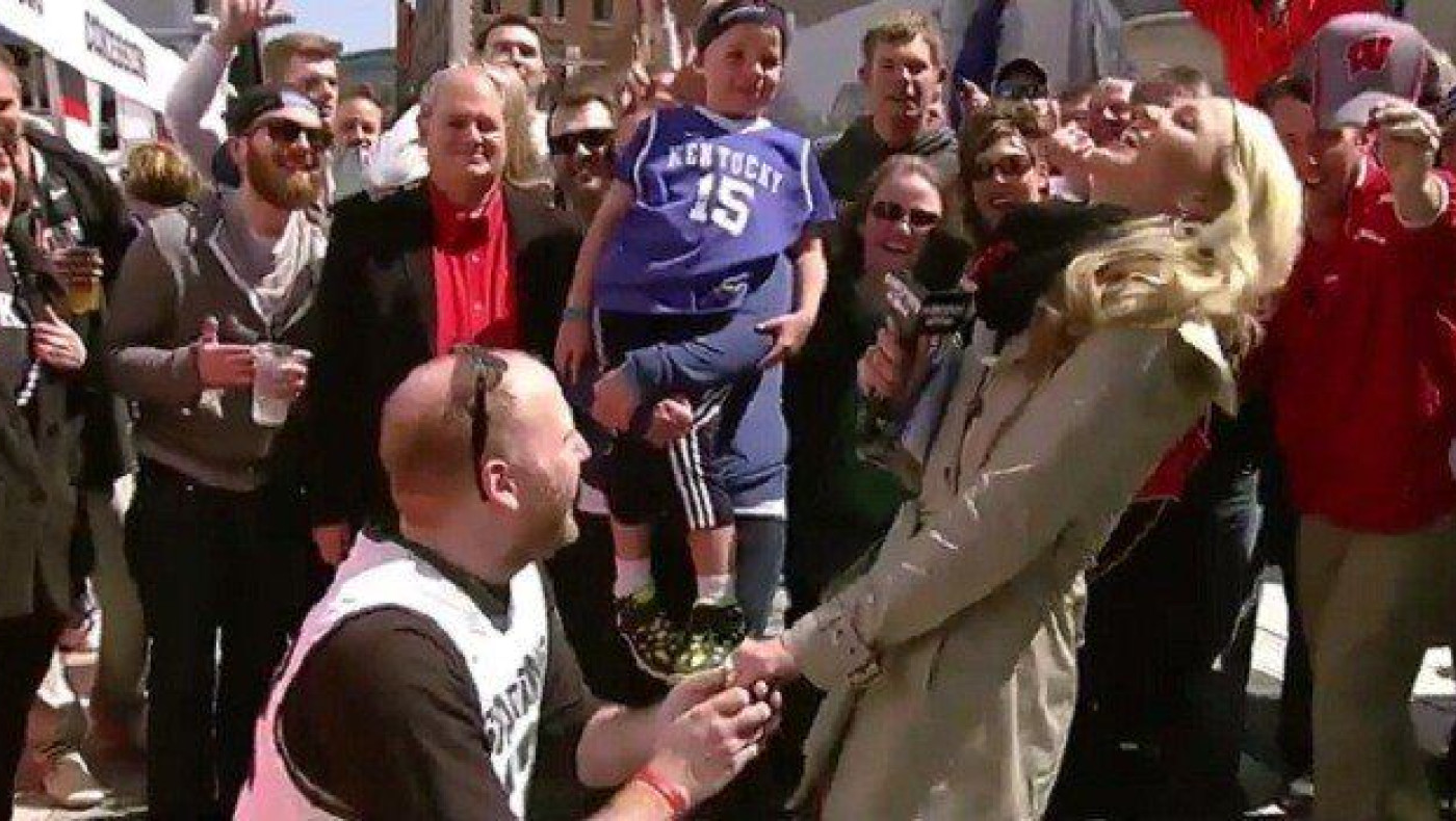 Πρόταση γάμου σε ρεπόρτερ... on air (video)