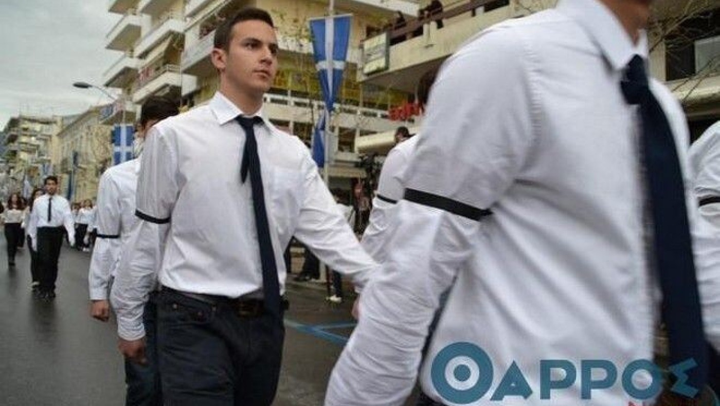 Παρέλασαν με μαύρα περιβραχιόνια για τον Γιακουμάκη στην Καλαμάτα