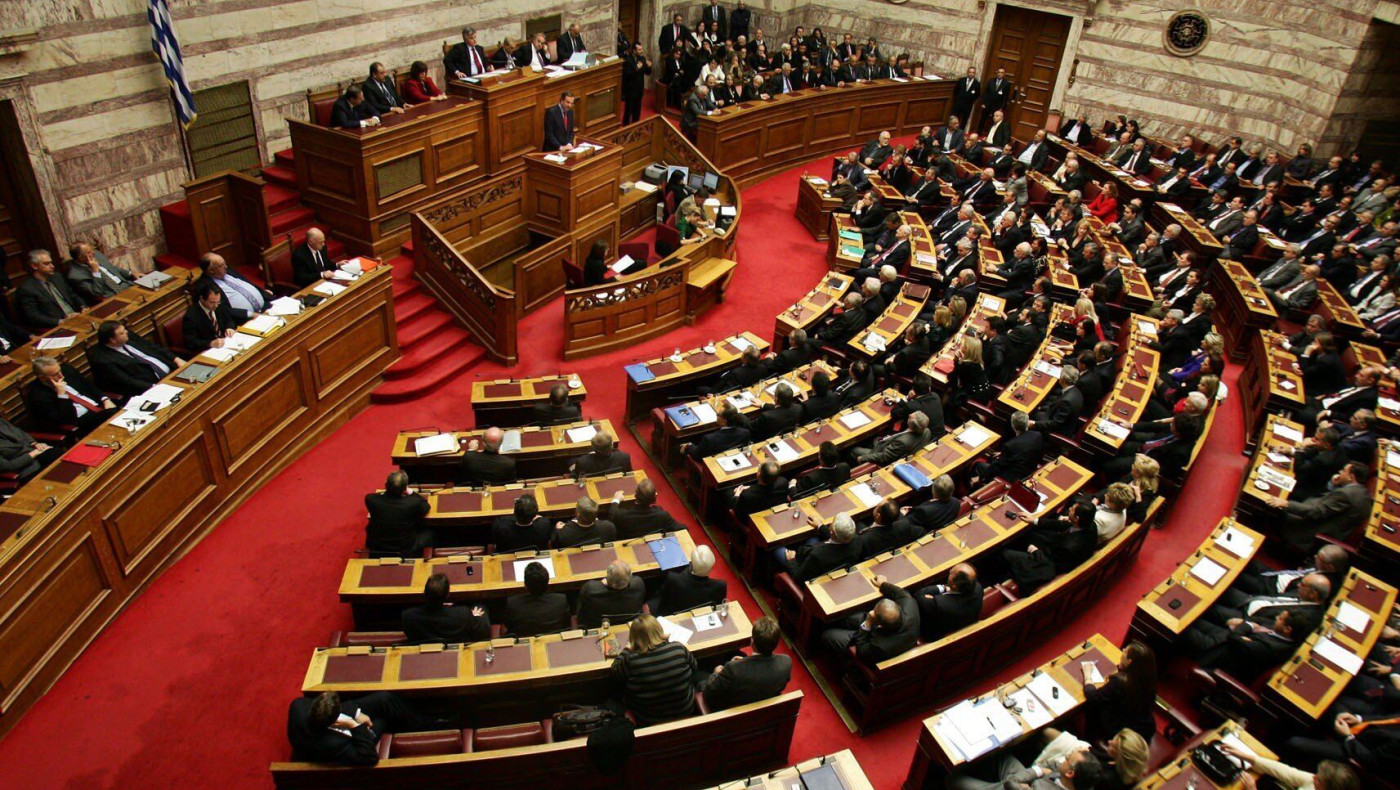 Ψηφίστηκε το νομοσχέδιο για τις 100 δόσεις