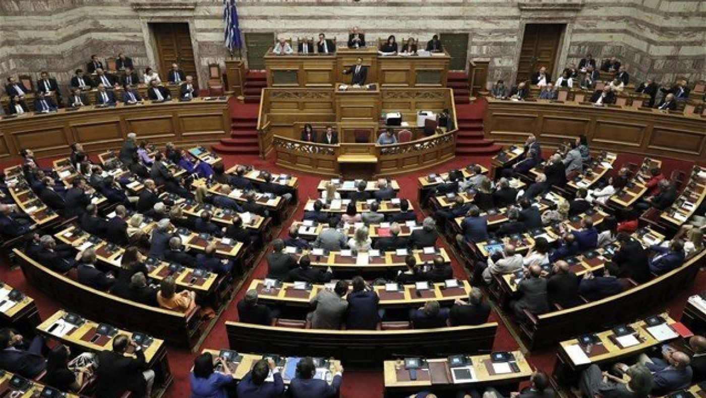 «Χτύπησε» και τη Βουλή ο κορωνοϊός, σήμανε «υγειονομικός συναγερμός»