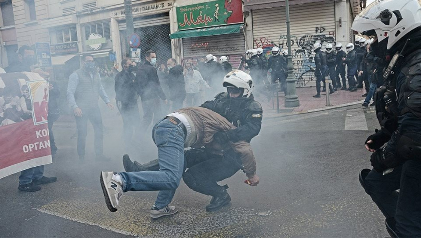 Θεσσαλονίκη: Ενταση κουκουλοφόρων με ΜΑΤ, πέτρες και κρότου λάμψης