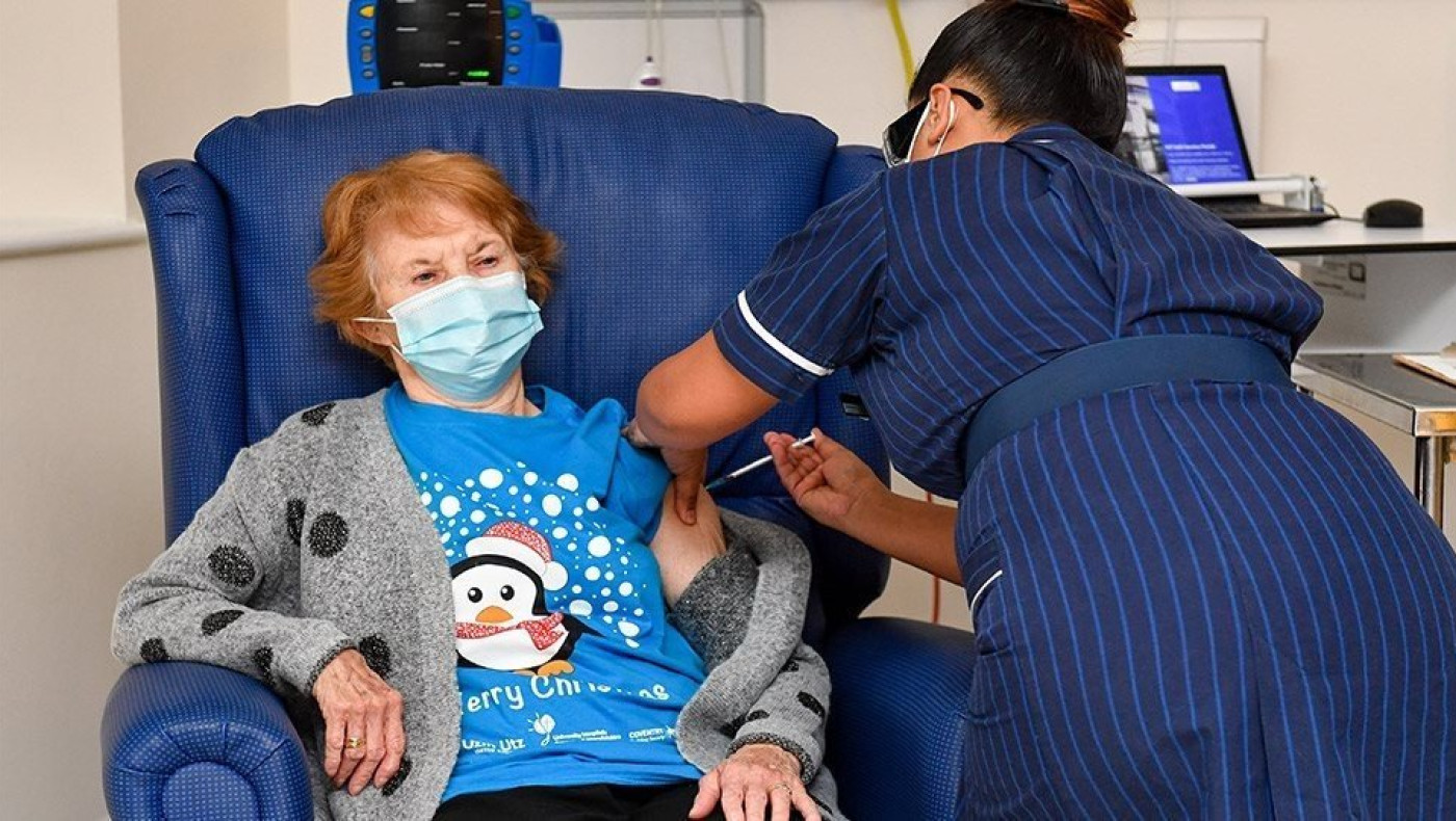 Στάζει μέλι η Bild για τους Βρετανούς: Ζηλεύουμε το εμβολιαστικό πρόγραμμά σας