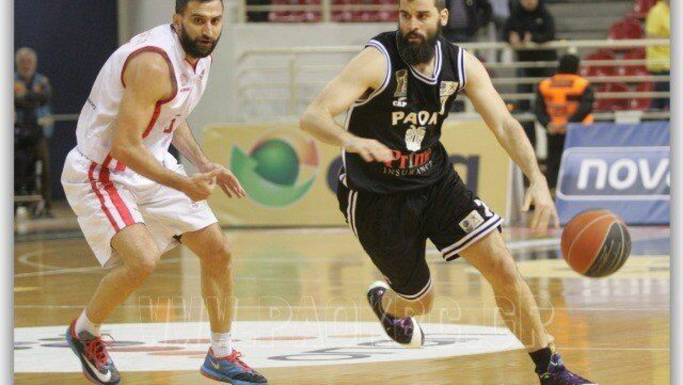 Με το ένα πόδι... τρίτος
