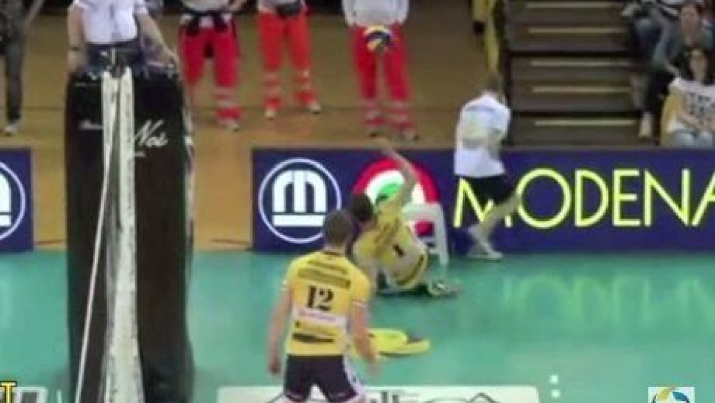 Απίστευτη πάσα σε αγώνα βόλεϊ! (VIDEO)