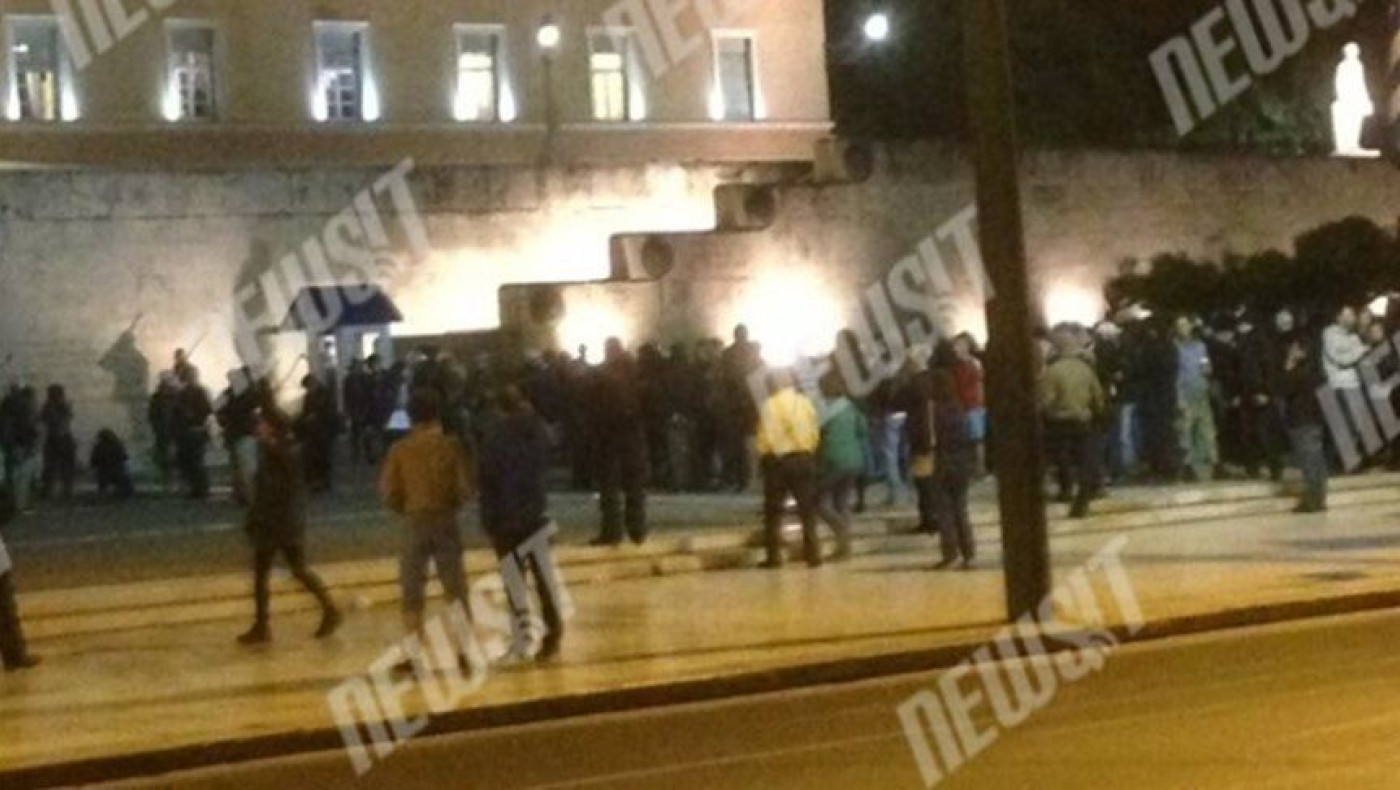 Έφοδος στο Μνημείο του Αγνώστου Στρατιώτη (pics, vid)