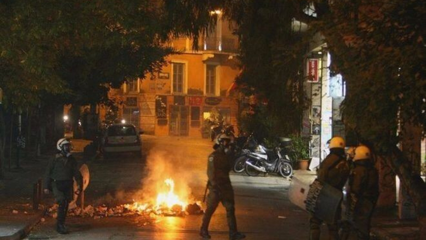 Φωτιές έξω από το Πολυτεχνείο