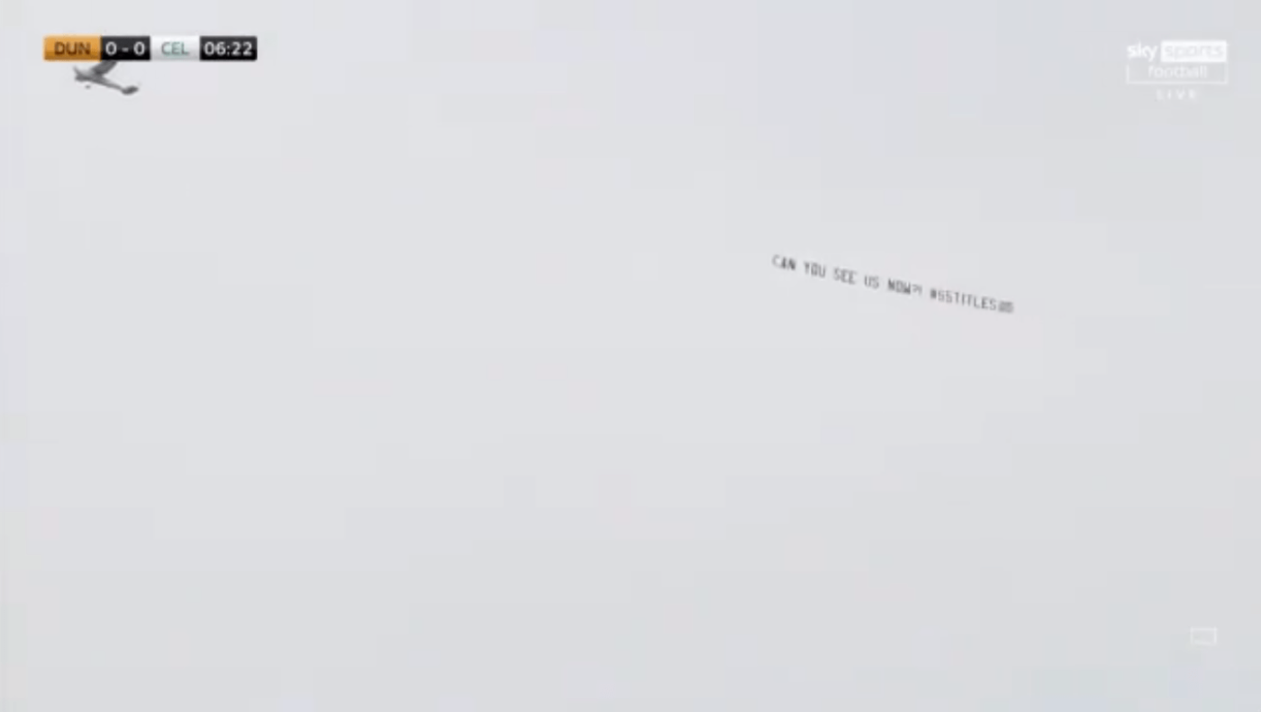 Καζούρα με... αεροπλανάκι από τους οπαδούς της Ρέιντζερς