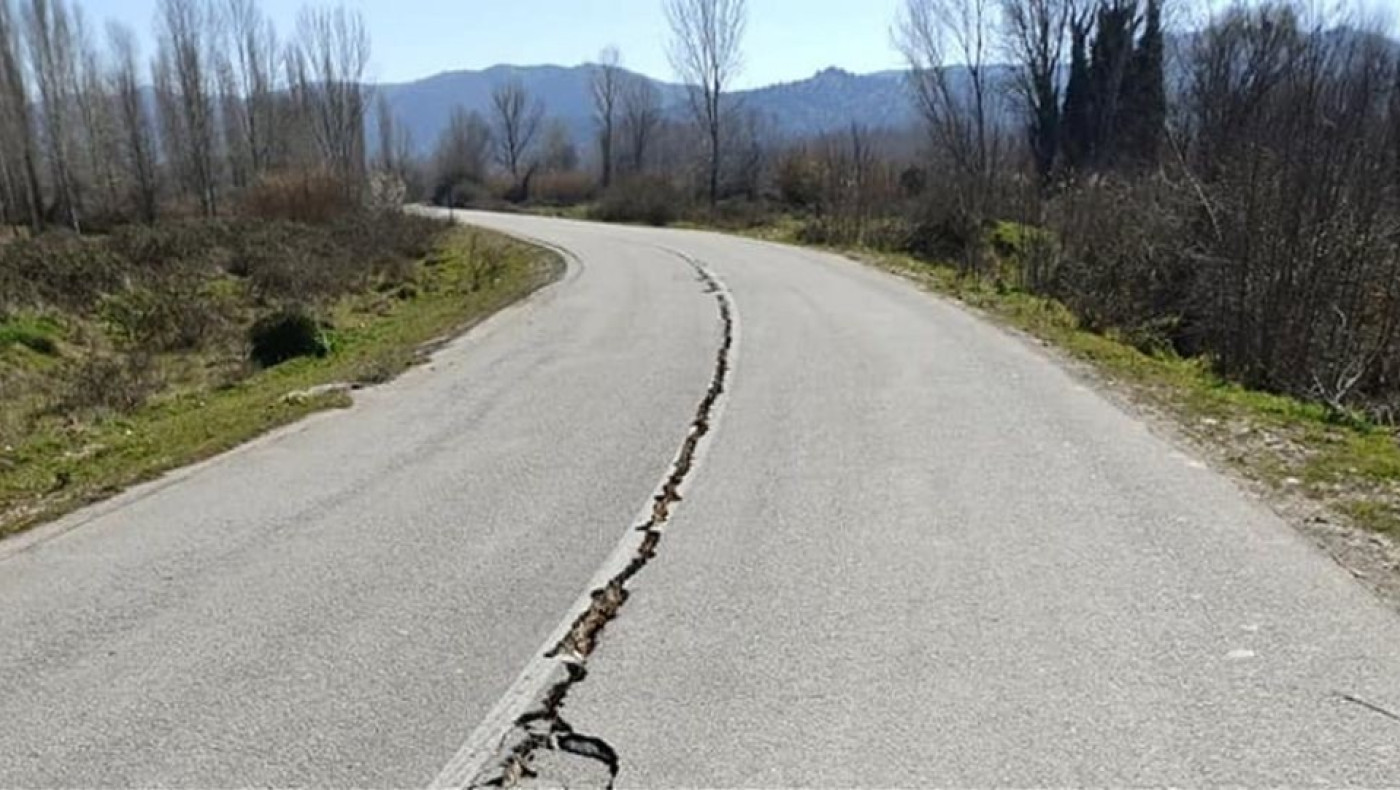 Σεισμός στην Ελασσόνα: Ο δρόμος άνοιξε στα δύο στο Βλαχογιάννι