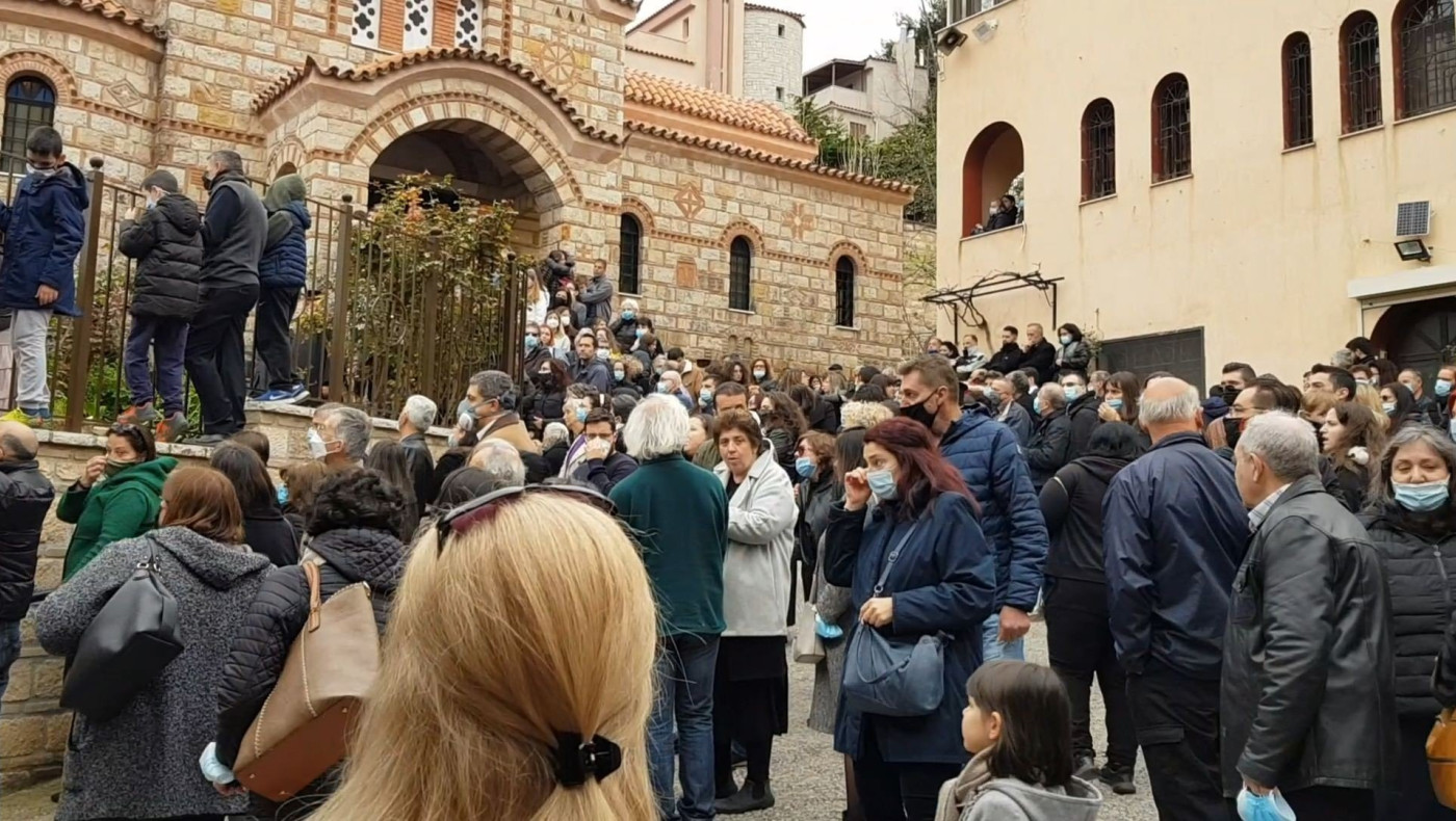 Συνωστισμός στην εξόδιο ακολουθία του αρχιμανδρίτη Σαράντη Σαράντου!