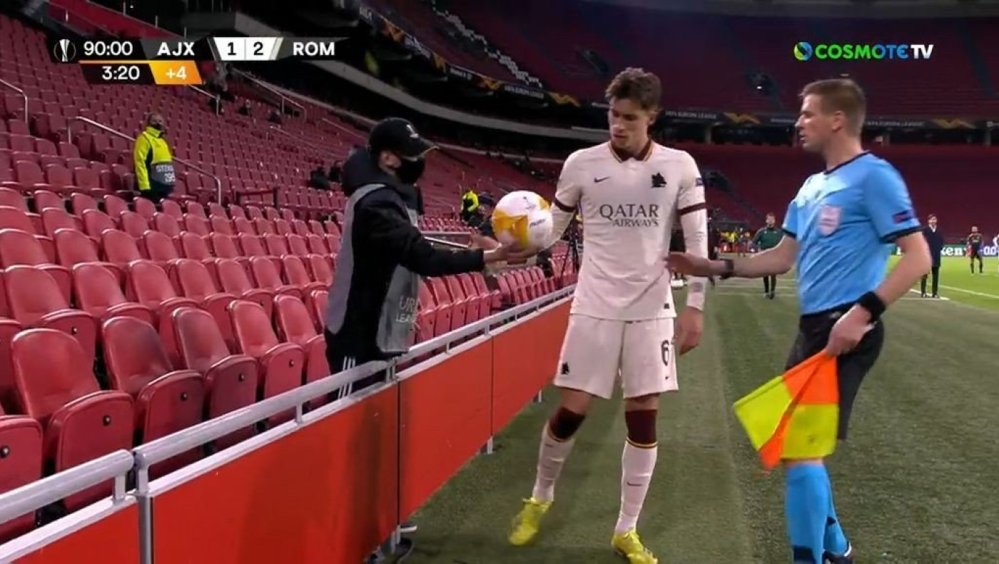 Το ball boy του Άγιαξ εκνευρίστηκε και πέταξε με δύναμη την μπάλα σε παίκτη της Ρόμα (vid)