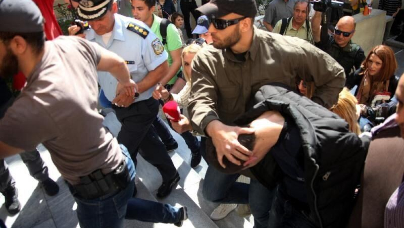 «Κτήνος να πεθάνεις στη φυλακή» ούρλιαζαν στον παιδοκτόνο (ΒΙΝΤΕΟ) 