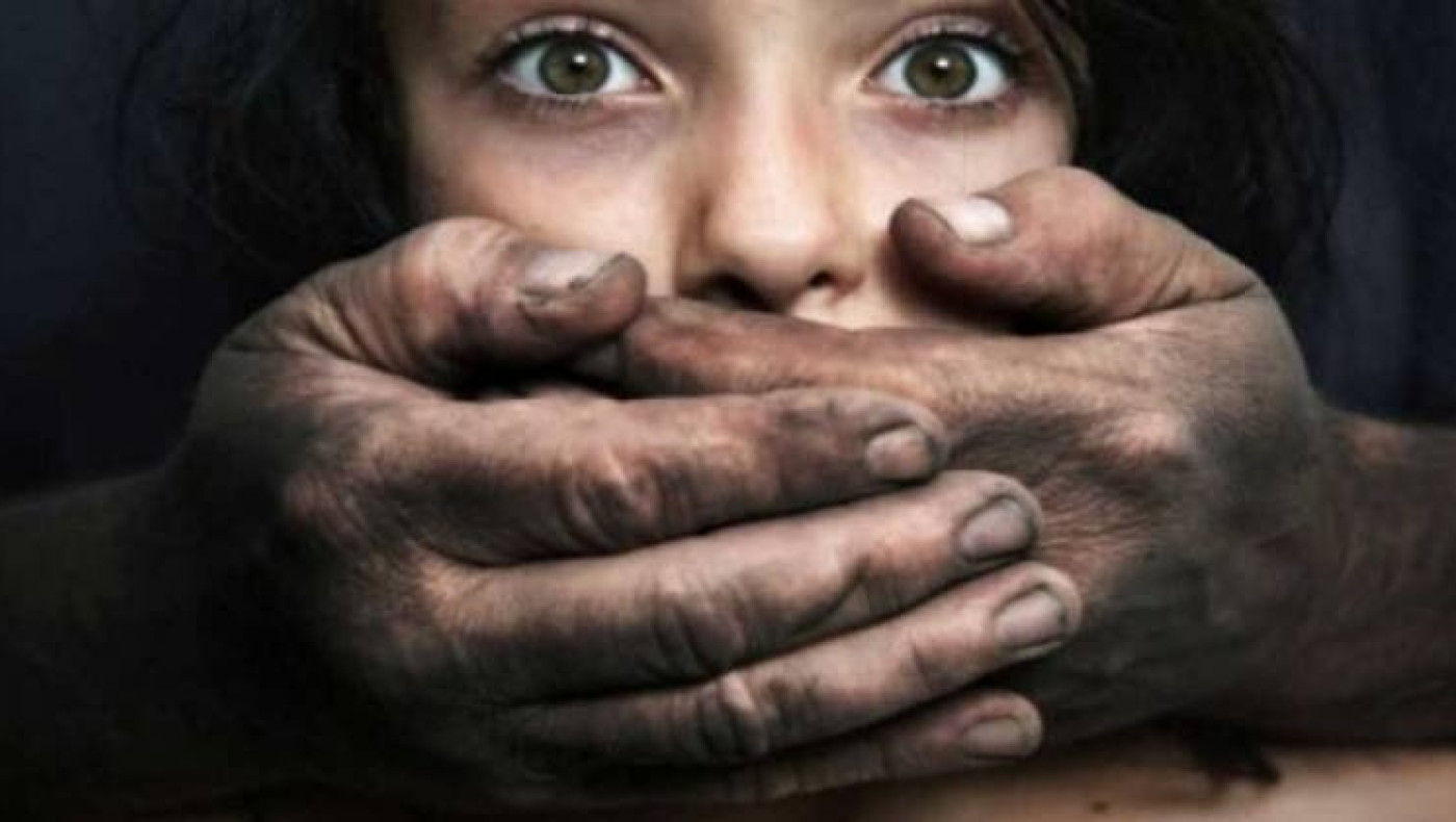 Πατριός-τέρας βίασε και άφησε έγκυο 10χρονο κοριτσάκι 