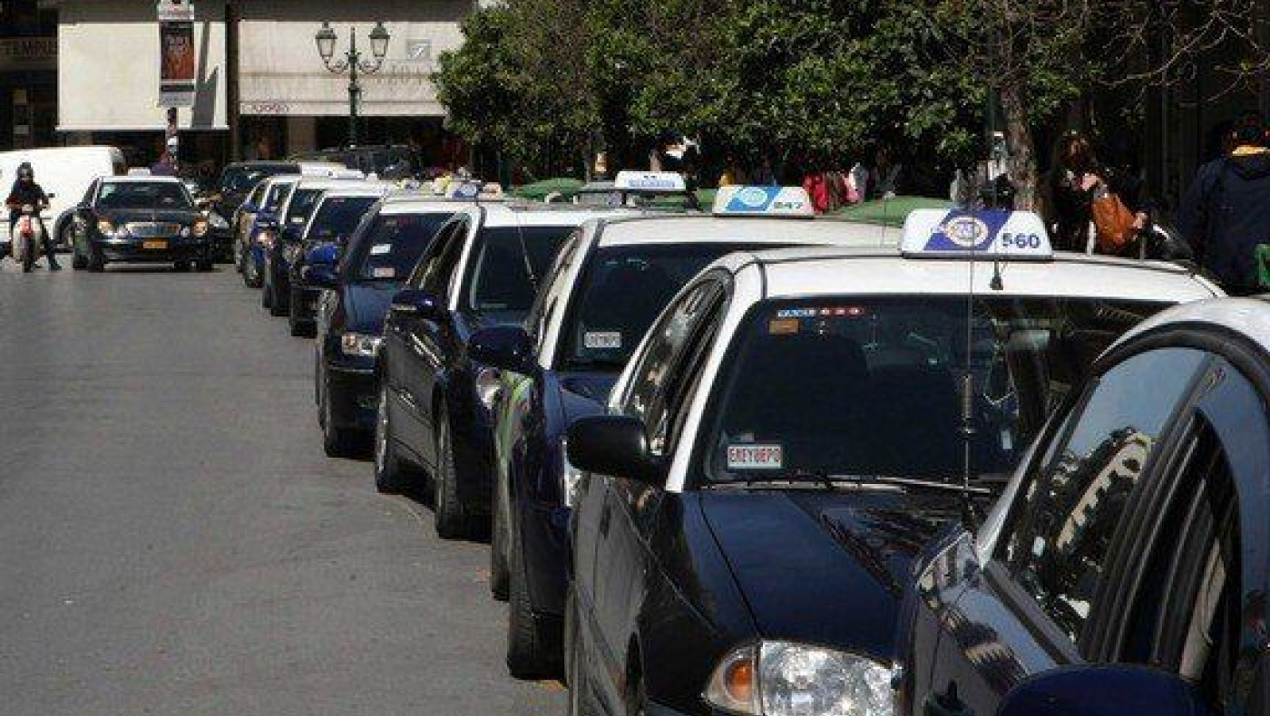 Ταξί τυλίχτηκε στις φλόγες στον Φοίνικα