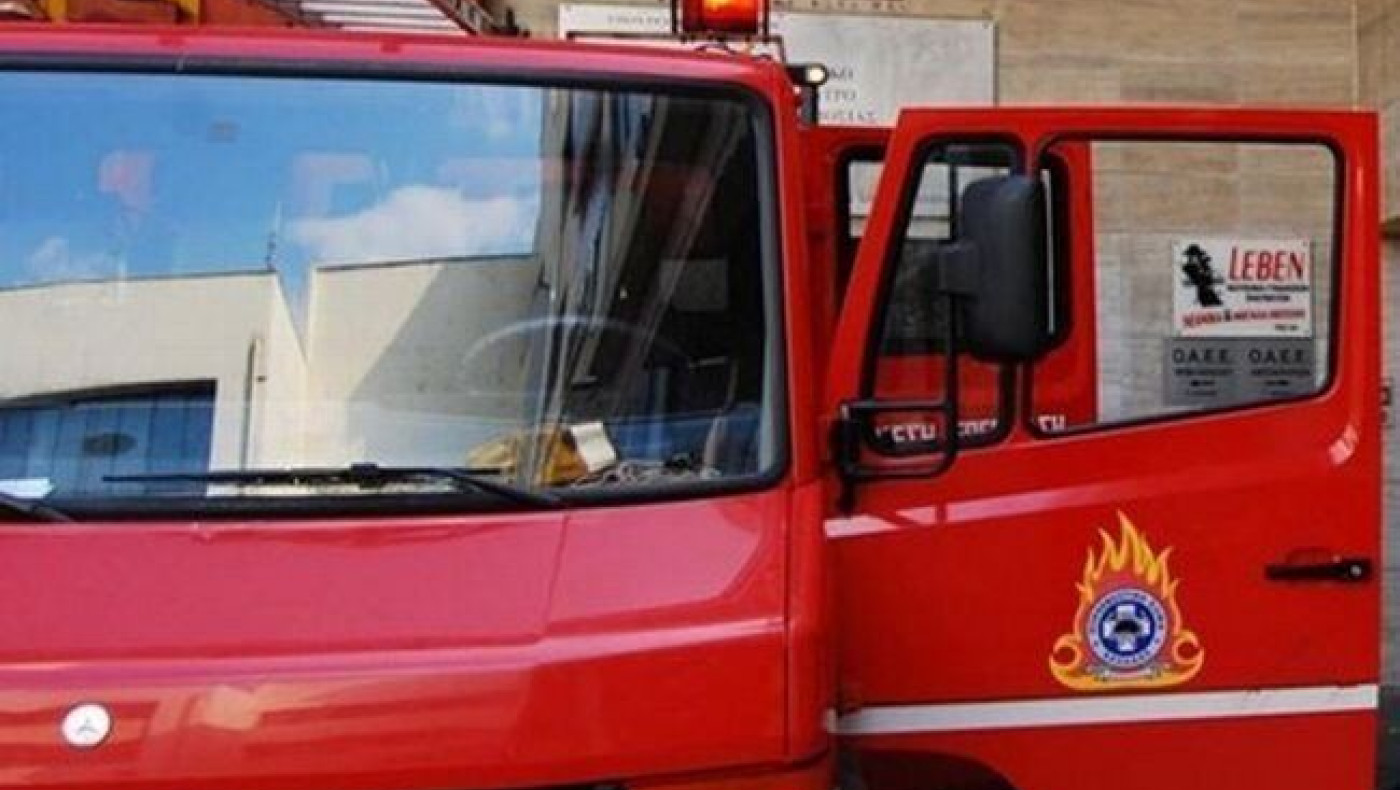 ΤΩΡΑ: Φωτιά στην Χαριλάου 