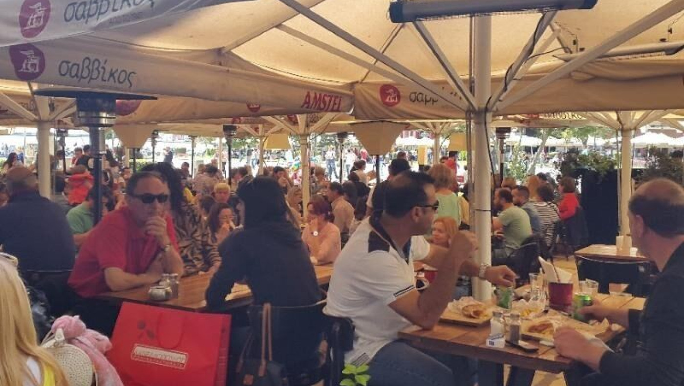 Το αδιαχώρητο στα σουβλατζίδικα της Θεσ/νίκης για την 1η Διεθνή Ημέρα Πιτόγυρου