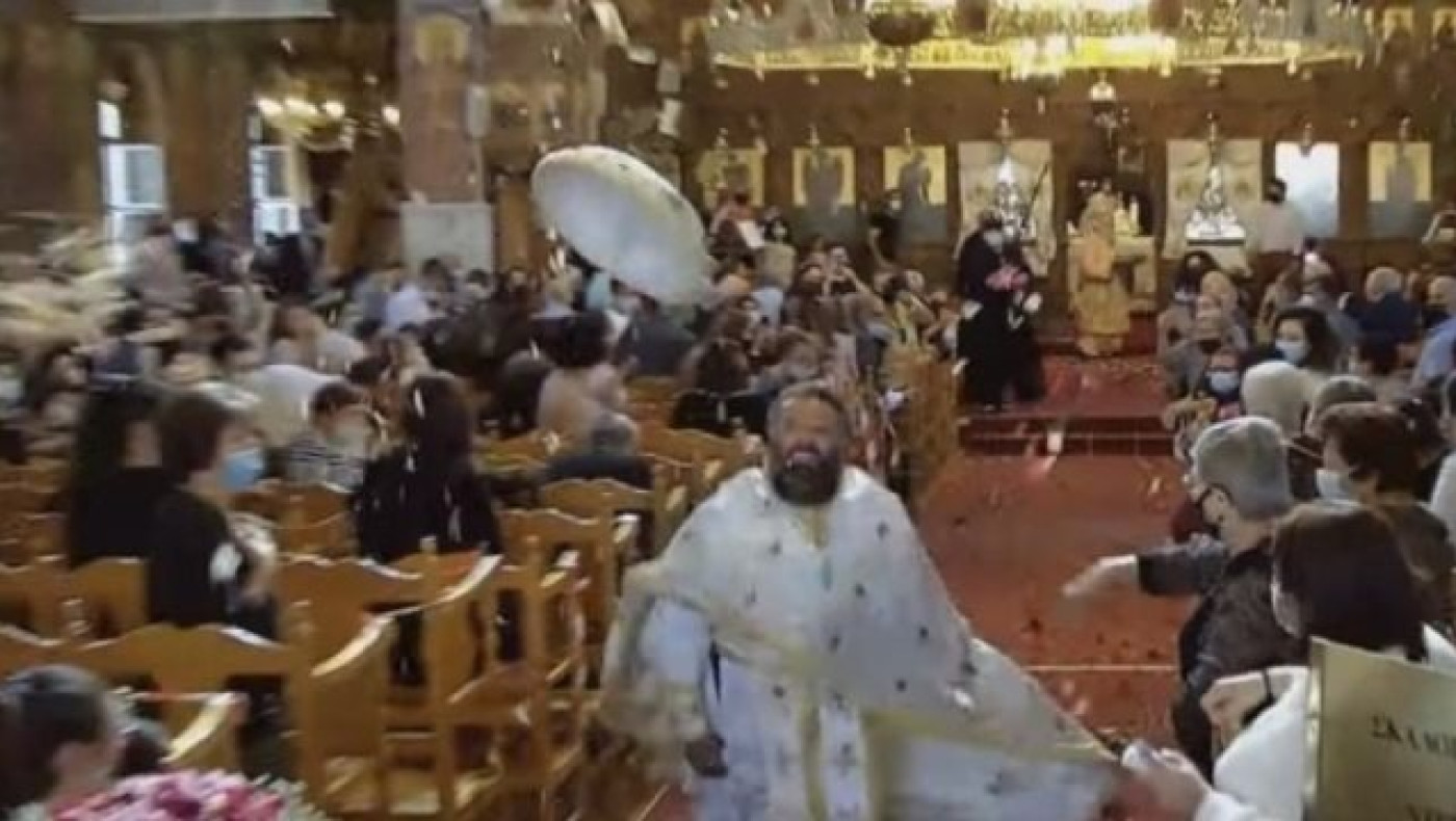 Κύπρος: Ο Πάτερ Ηρακλής τήρησε το έθιμο και... έτρεξε μέσα στην εκκλησία