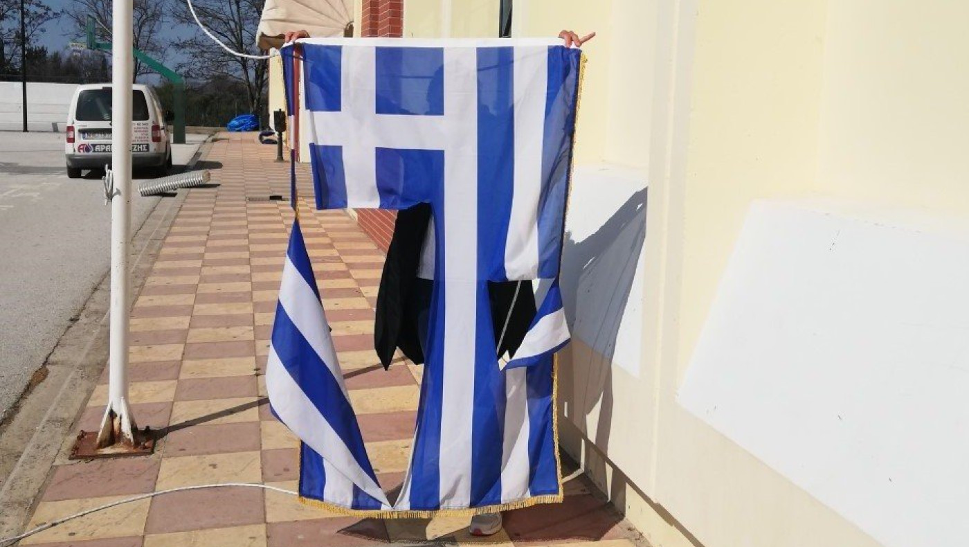 Θεσσαλονίκη: Δύο 14χρονοι έσκισαν την ελληνική σημαία σε σχολείο - Δικογραφία από την ασφάλεια Θέρμης