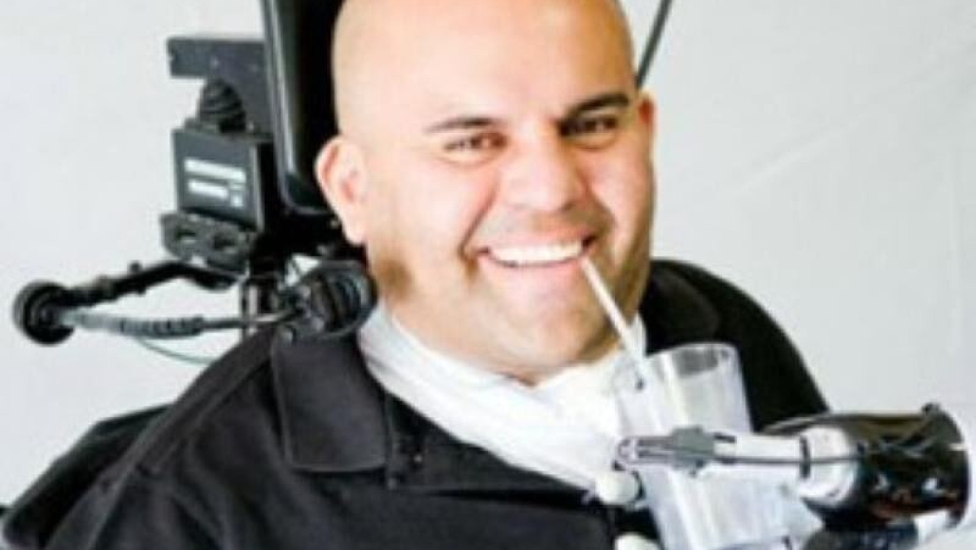 Τετραπληγικός πίνει μπίρα μόνος του, κινώντας ρομποτικό χέρι με τη σκέψη! (vid) 