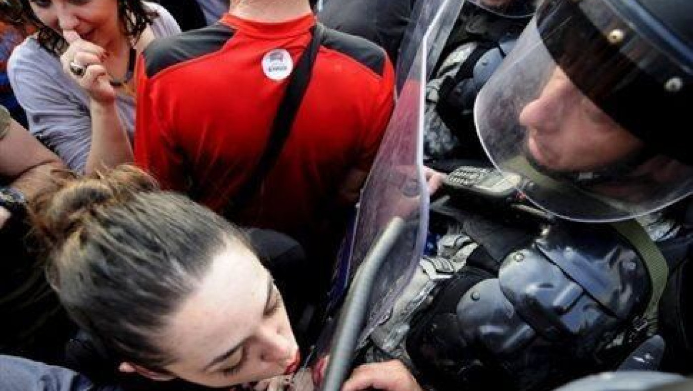  Η διαδηλώτρια με το κραγιόν απέναντι στα ΜΑΤ της ΠΓΔΜ