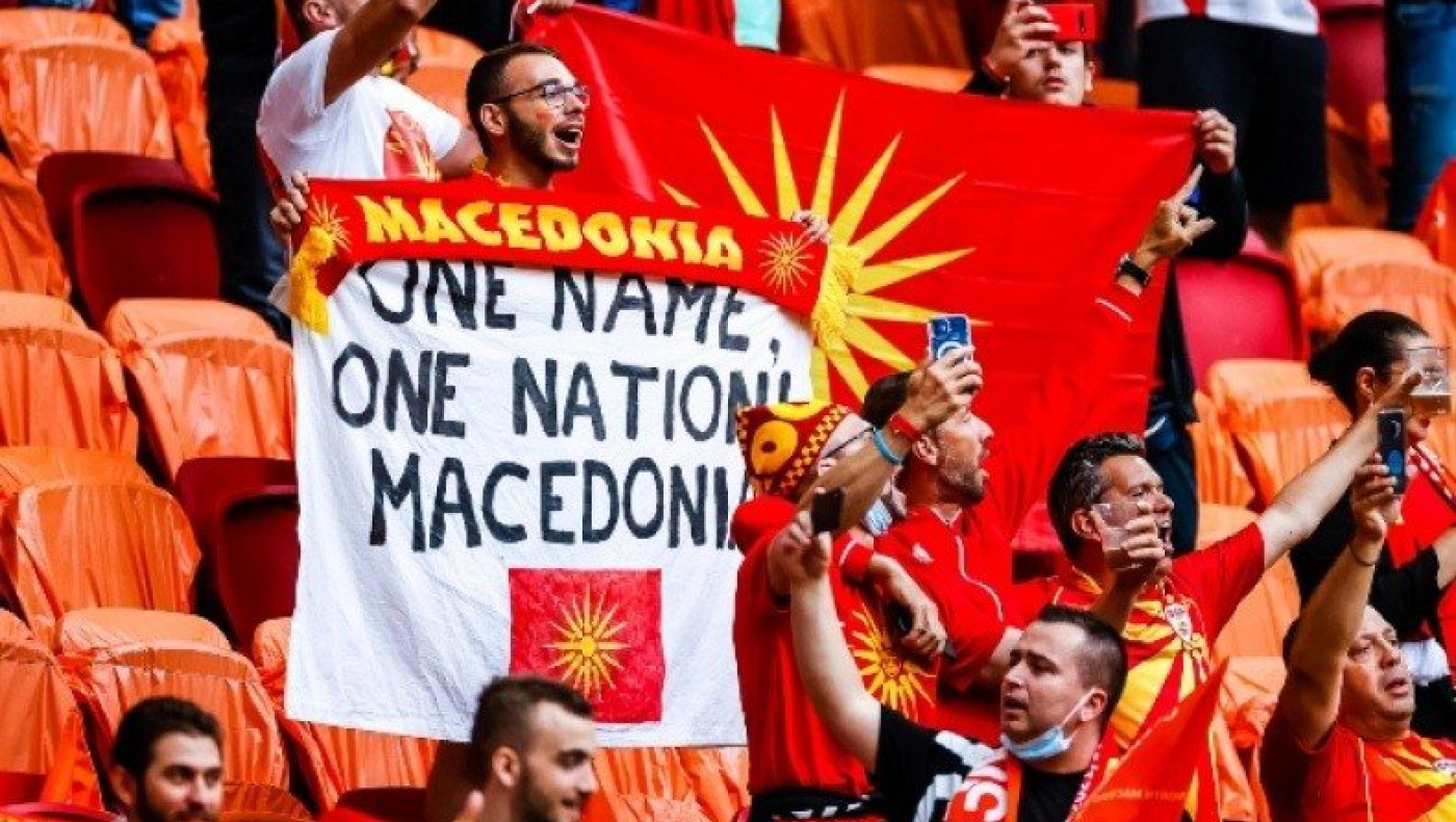 Euro 2020: Απίστευτο προκλητικό πανό των Σκοπιανών! – «Κοιμάται» η UEFA;