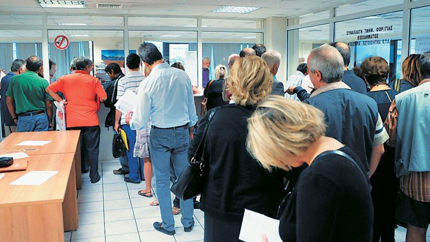 Οικονομία: Οι Έλληνες δουλεύουν μισό χρόνο για να πληρώσουν την Εφορία!