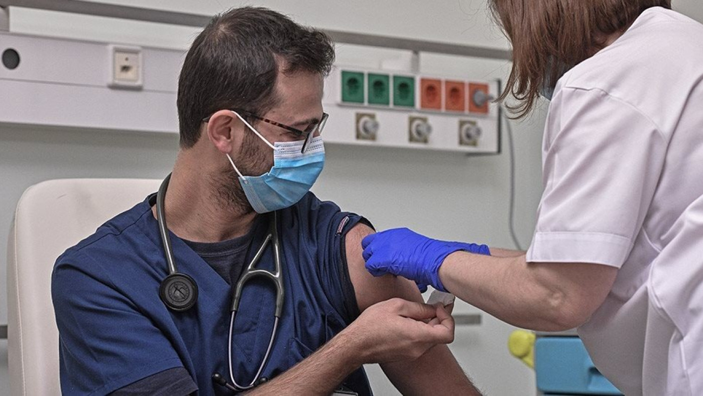 Υποχρεωτικός εμβολιασμός: Από ποιους θα αρχίσει, ποια θα είναι τα μπόνους