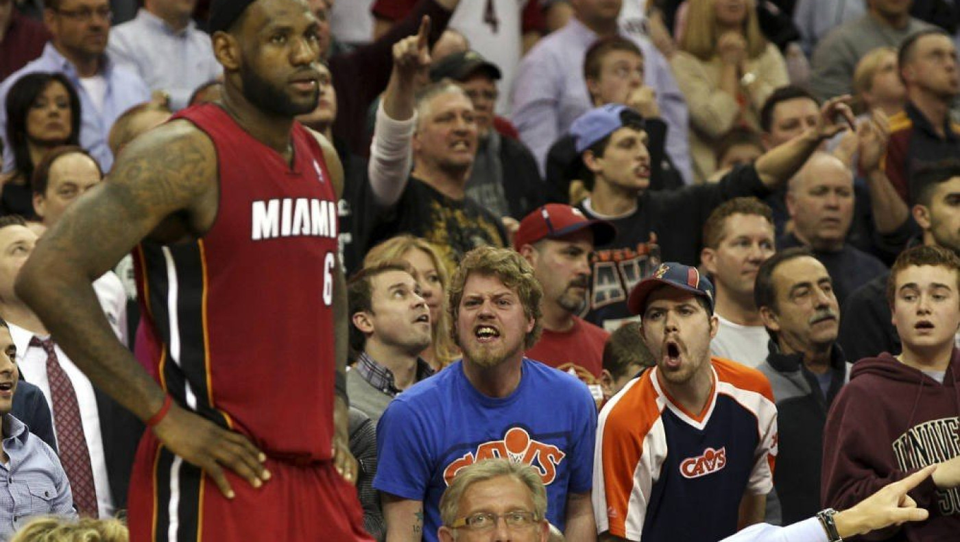 Όταν έκαιγαν τις φανέλες του Λεμπρόν (VIDEO)