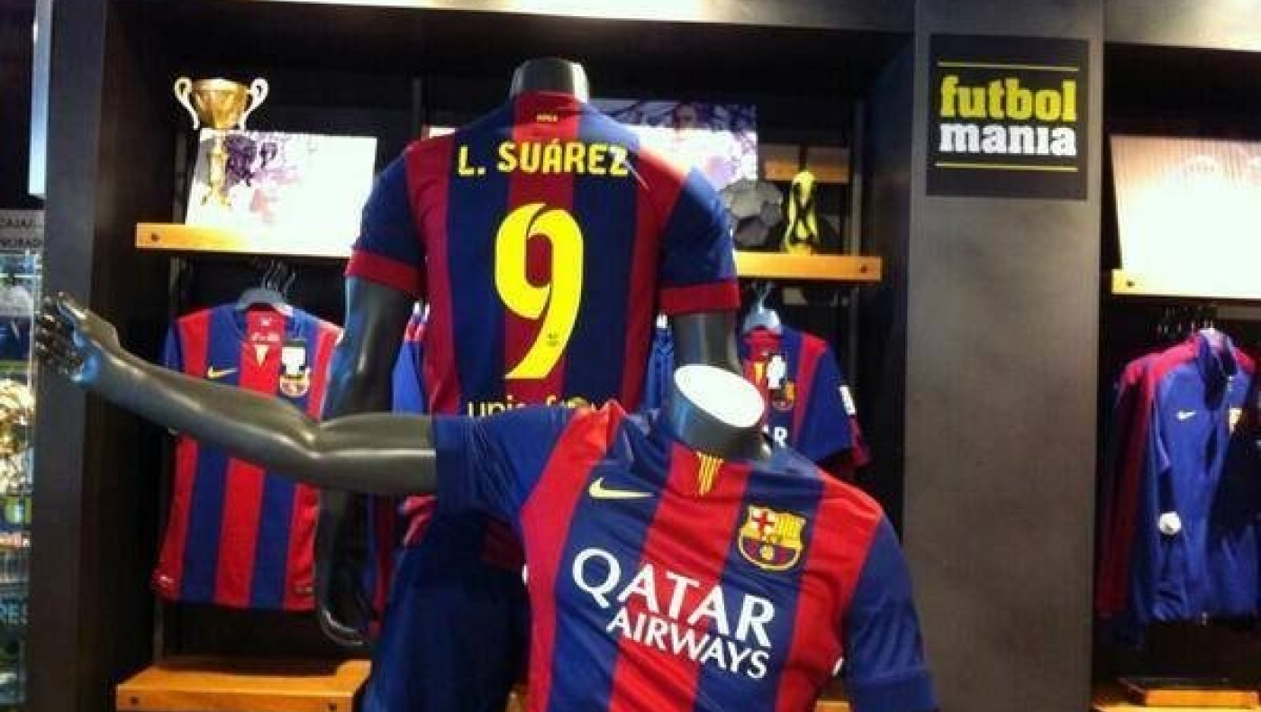Πουλάει φανέλες του Σουάρες η Μπαρτσελόνα