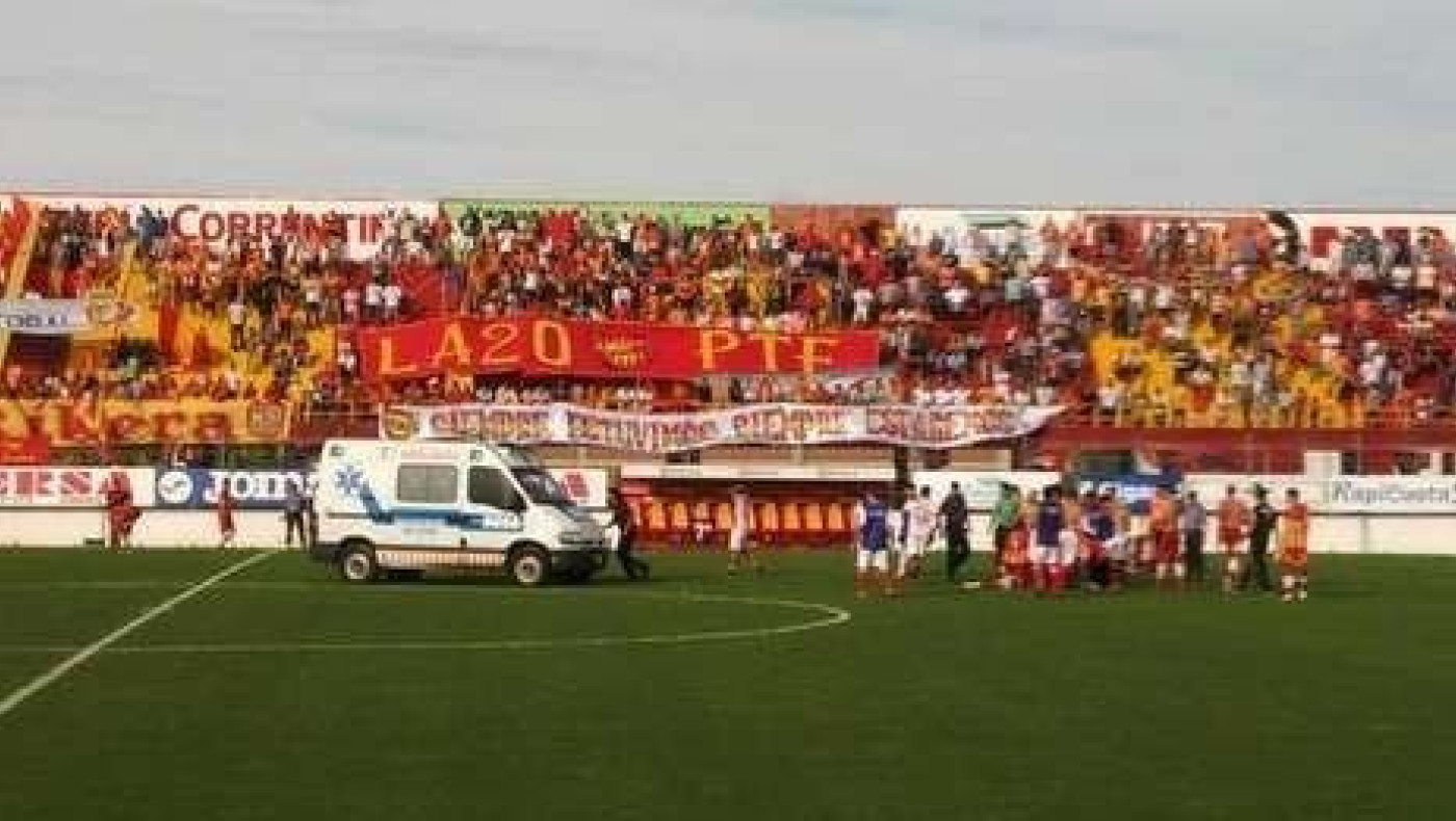 «Έσβησε» στο γήπεδο την ώρα του αγώνα (video)