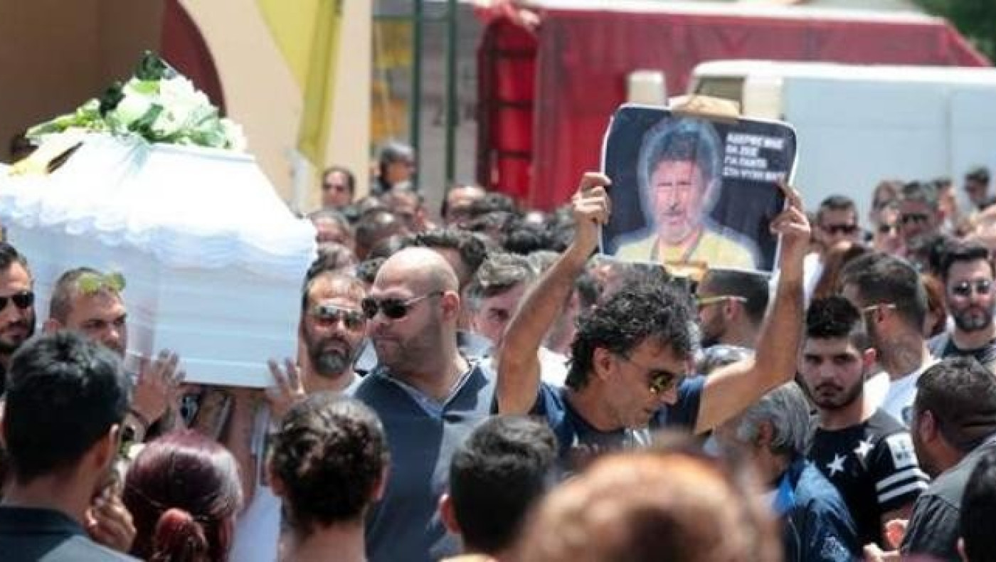  Χιλιάδες κόσμου στην κηδεία του 45χρονου Ρομά