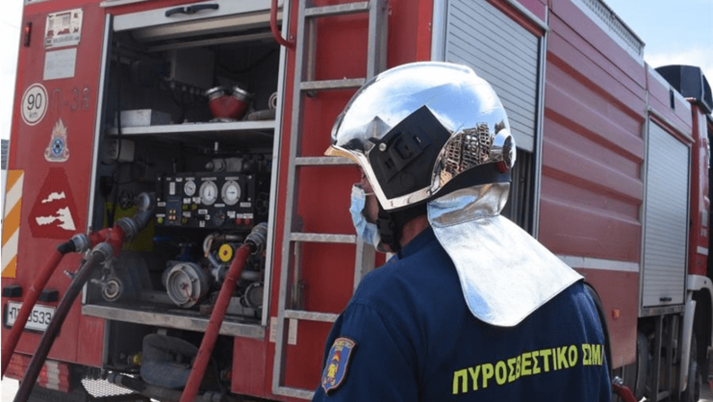 Κακοκαιρία Bora: Η Πυροσβεστική κόβει δέντρα στην ΕΟ Θεσσαλονίκης-Μουδανιών (pics)